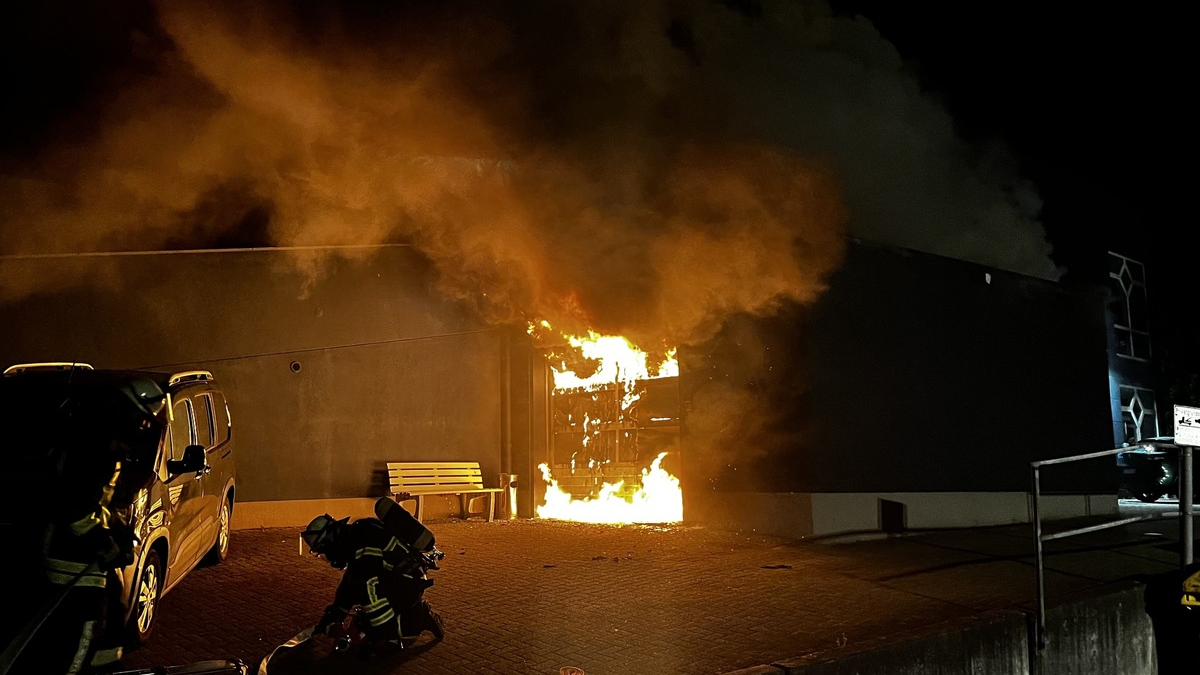 FW-DO: Feuer im Autohaus - Foto: presseportal.de