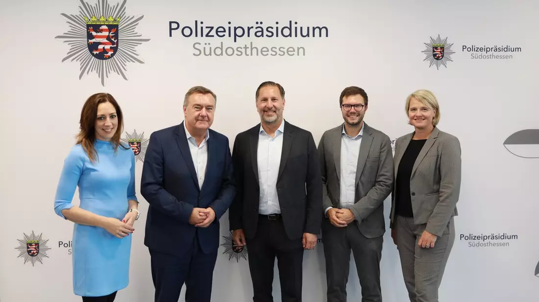 POL-OF: Einblicke in moderne Polizeiarbeit: Hanauer Stadtspitze besucht Polizeipräsidium Südosthessen - Bild: presseportal.de