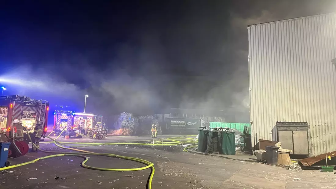 FW-E: Brand in einem Gewerbebetrieb - Rauchentwicklung weithin sichtbar - Bild: presseportal.de