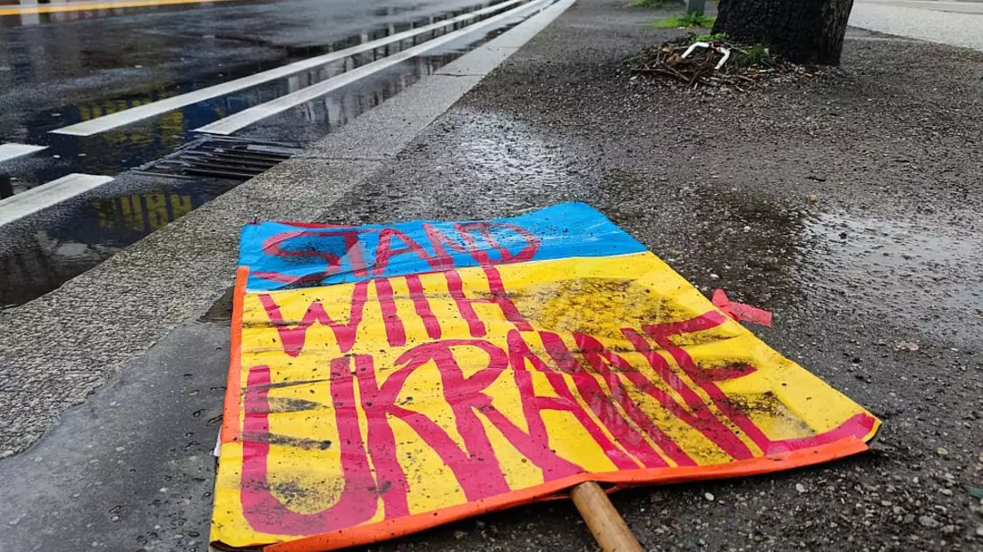 Schild Stand with Ukraine liegt auf dem Boden (Archiv) - Bild: über dts Nachrichtenagentur
