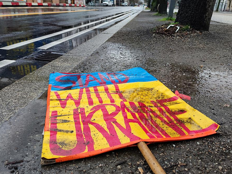 Schild Stand with Ukraine liegt auf dem Boden (Archiv) - Foto: über dts Nachrichtenagentur
