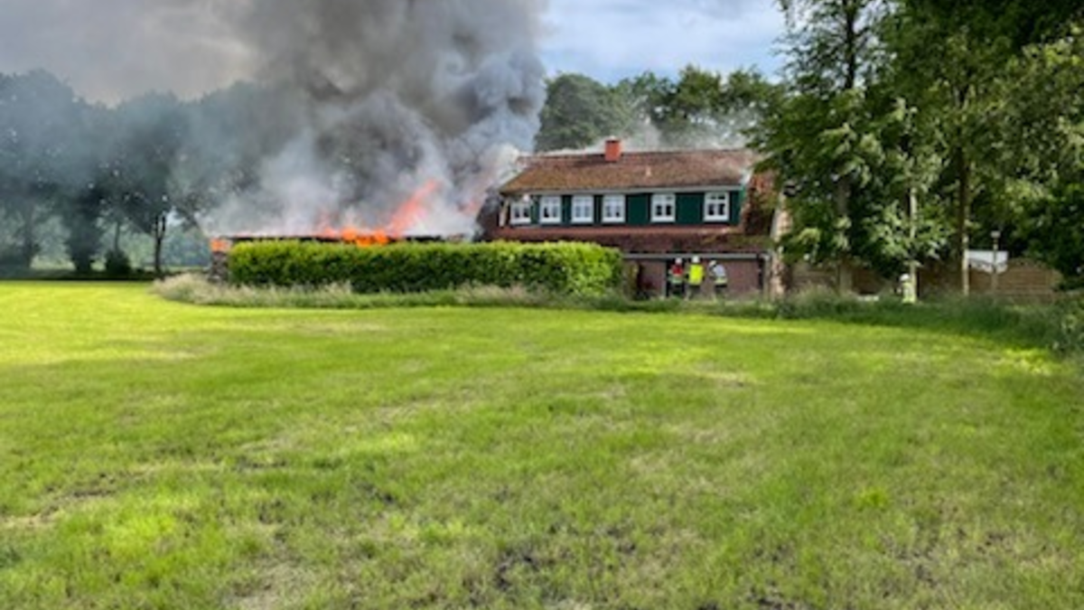 POL-WHV: Brand eines Carports in Bockhorn führt zu Wohnhausunbewohnbarkeit - Foto: presseportal.de