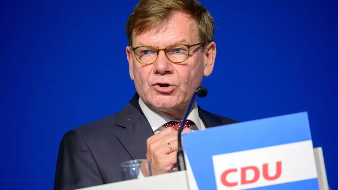 Wirft dem Bundesverteidigunsminister einen «halbgaren Vorschlag» vof, der die «Personalprobleme der Bundeswehr nicht löst»: Johann Wadephul. - Bild: Jonas Walzberg/dpa