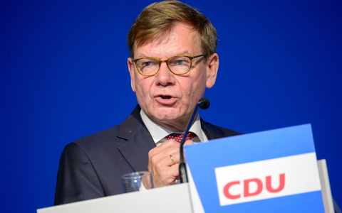 Wirft dem Bundesverteidigunsminister einen «halbgaren Vorschlag» vof, der die «Personalprobleme der Bundeswehr nicht löst»: Johann Wadephul. - Foto: Jonas Walzberg/dpa