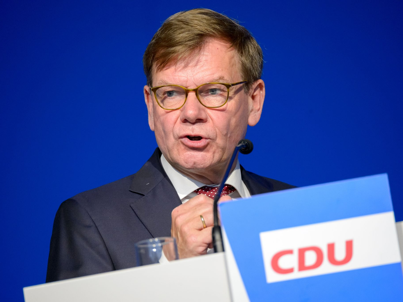 Wirft dem Bundesverteidigunsminister einen «halbgaren Vorschlag» vof, der die «Personalprobleme der Bundeswehr nicht löst»: Johann Wadephul. - Foto: Jonas Walzberg/dpa