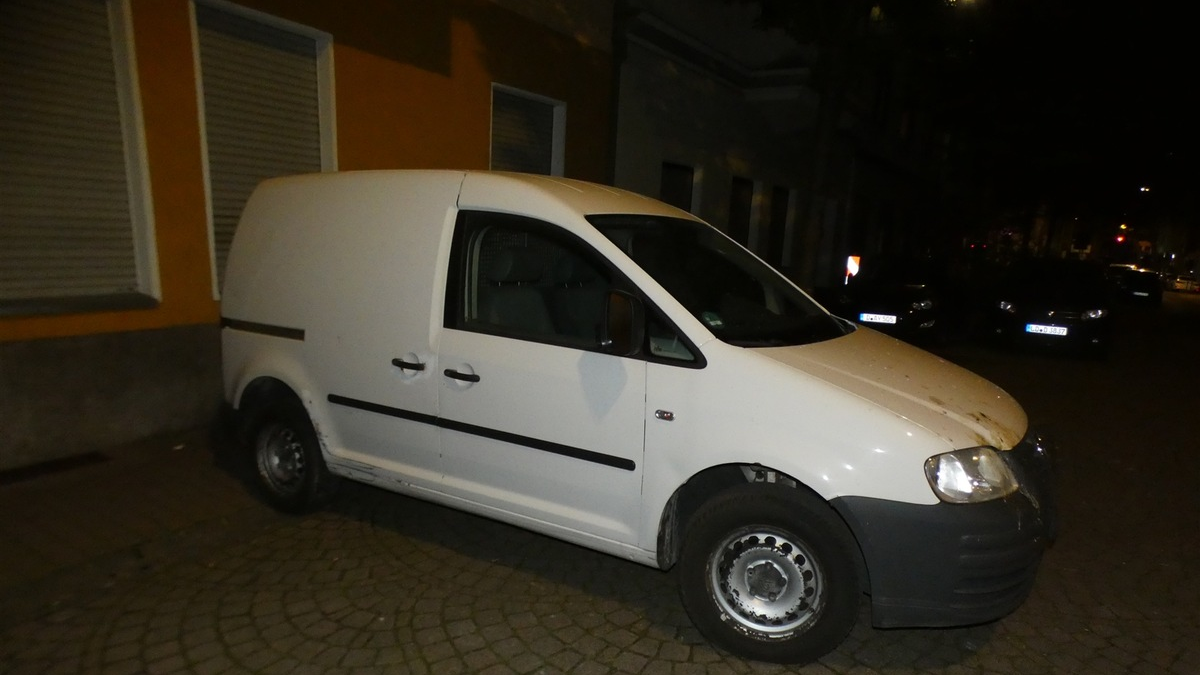 POL-D: Blitzeinbruch auf der Königsallee - Unbekannte Täter fahren mit VW-Caddy in Schaufenster - Schmuck und Taschen erbeute - Foto: presseportal.de