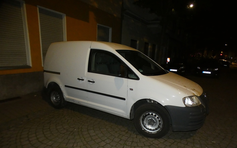 POL-D: Blitzeinbruch auf der Königsallee - Unbekannte Täter fahren mit VW-Caddy in Schaufenster - Schmuck und Taschen erbeute - Foto: presseportal.de