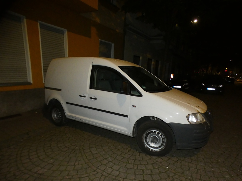 POL-D: Blitzeinbruch auf der Königsallee - Unbekannte Täter fahren mit VW-Caddy in Schaufenster - Schmuck und Taschen erbeute - Foto: presseportal.de