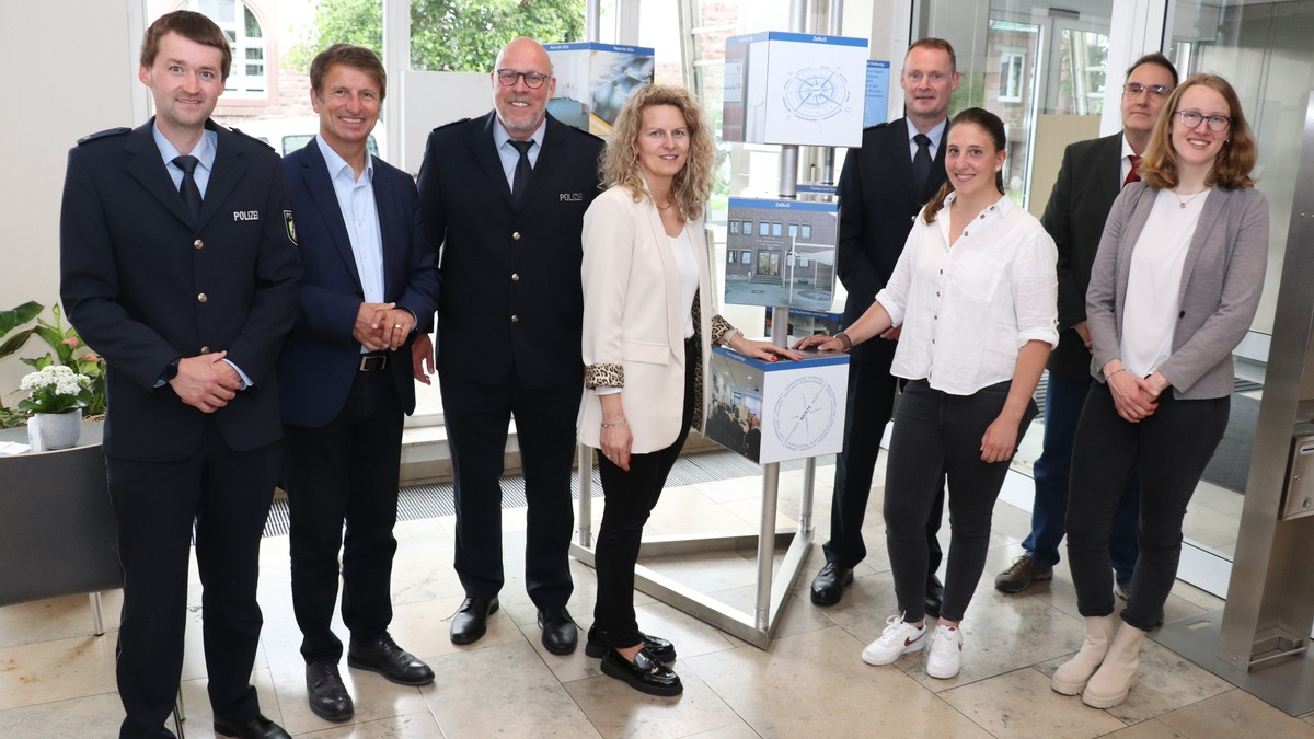 POL-HX: Den inneren Kompass auch in Grenzsituationen nicht verlieren / Ausstellung im Kreishaus Höxter gibt Einblicke in die Wertearbeit der Polizei NRW - Foto: presseportal.de