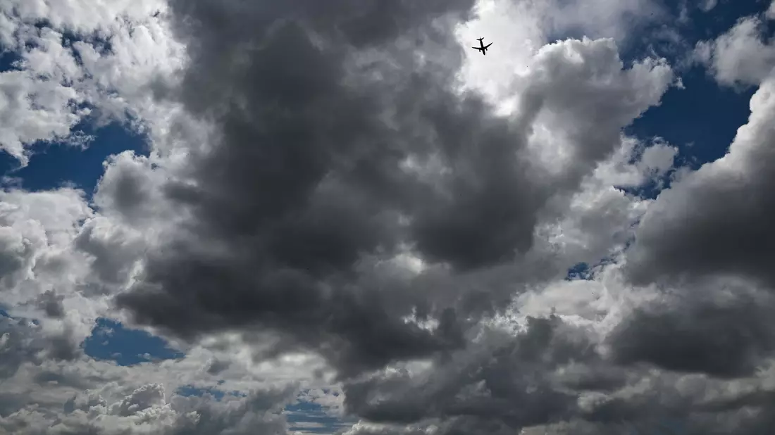 Am ehesten wird es im Osten und Süden mal freundlich, die Temperaturen pendeln sich zwischen 18 und 23 Grad ein. - Bild: Arne Dedert/dpa