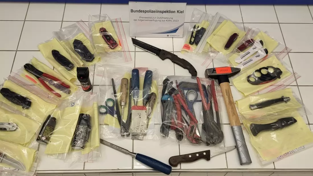 BPOLD-BBS: Waffen und gefährliche Gegenstände zur Kieler Woche verboten - Am Hauptbahnhof Kiel gilt zu bestimmten Zeiten ein Mitführverbot von gefährlichen Werkzeugen, Waffen und Messern aller Art - Bild: presseportal.de