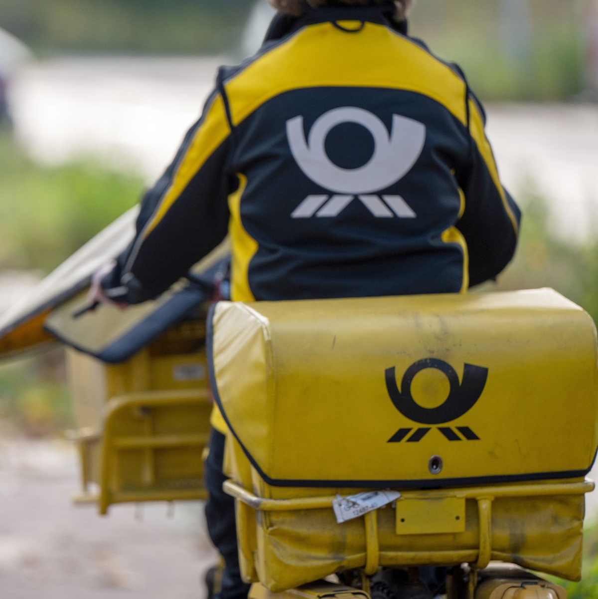 Briefträgerin bei der Arbeit: Ab 2025 müssen Verbraucher manchmal etwas länger auf einen Brief warten. - Foto: Monika Skolimowska/dpa