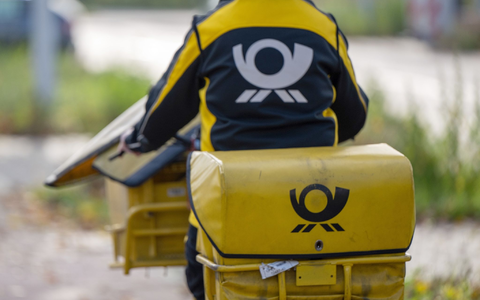 Briefträgerin bei der Arbeit: Ab 2025 müssen Verbraucher manchmal etwas länger auf einen Brief warten. - Foto: Monika Skolimowska/dpa