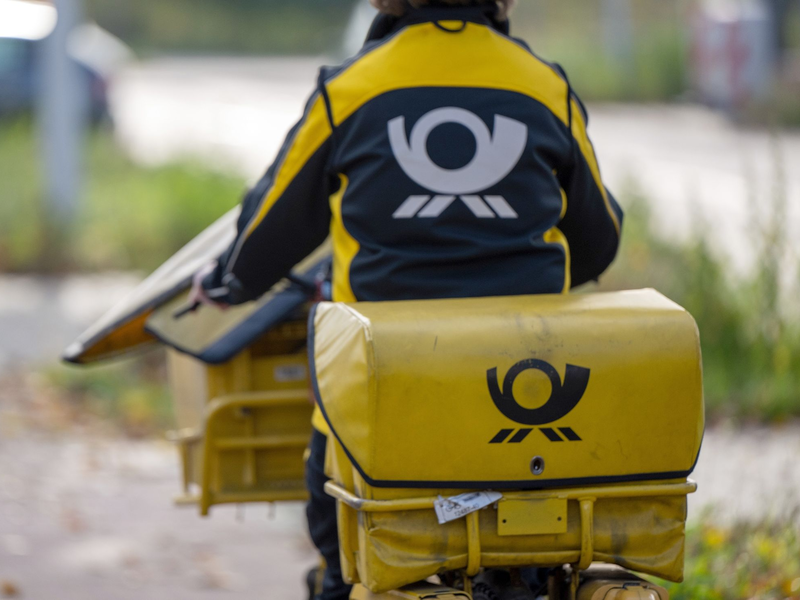 Briefträgerin bei der Arbeit: Ab 2025 müssen Verbraucher manchmal etwas länger auf einen Brief warten. - Foto: Monika Skolimowska/dpa