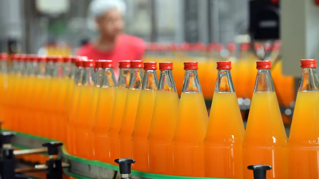 Apfelsaft wird abgefüllt. Zahlen des Statistischen Bundesamt zeigen: Orangensaft und ähnliche Säfte waren 2023 gut 30 Prozent teurer als im Jahr 2020. - Bild: Martin Schutt/dpa-Zentralbild/dpa