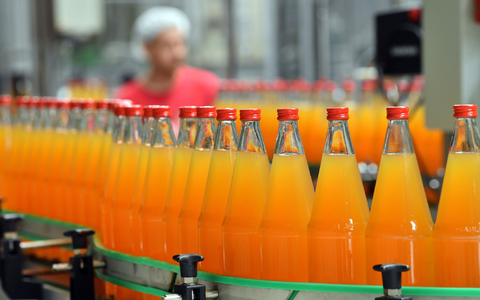 Apfelsaft wird abgefüllt. Zahlen des Statistischen Bundesamt zeigen: Orangensaft und ähnliche Säfte waren 2023 gut 30 Prozent teurer als im Jahr 2020. - Foto: Martin Schutt/dpa-Zentralbild/dpa
