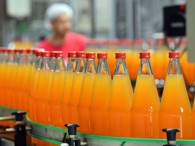 Apfelsaft wird abgefüllt. Zahlen des Statistischen Bundesamt zeigen: Orangensaft und ähnliche Säfte waren 2023 gut 30 Prozent teurer als im Jahr 2020. - Foto: Martin Schutt/dpa-Zentralbild/dpa