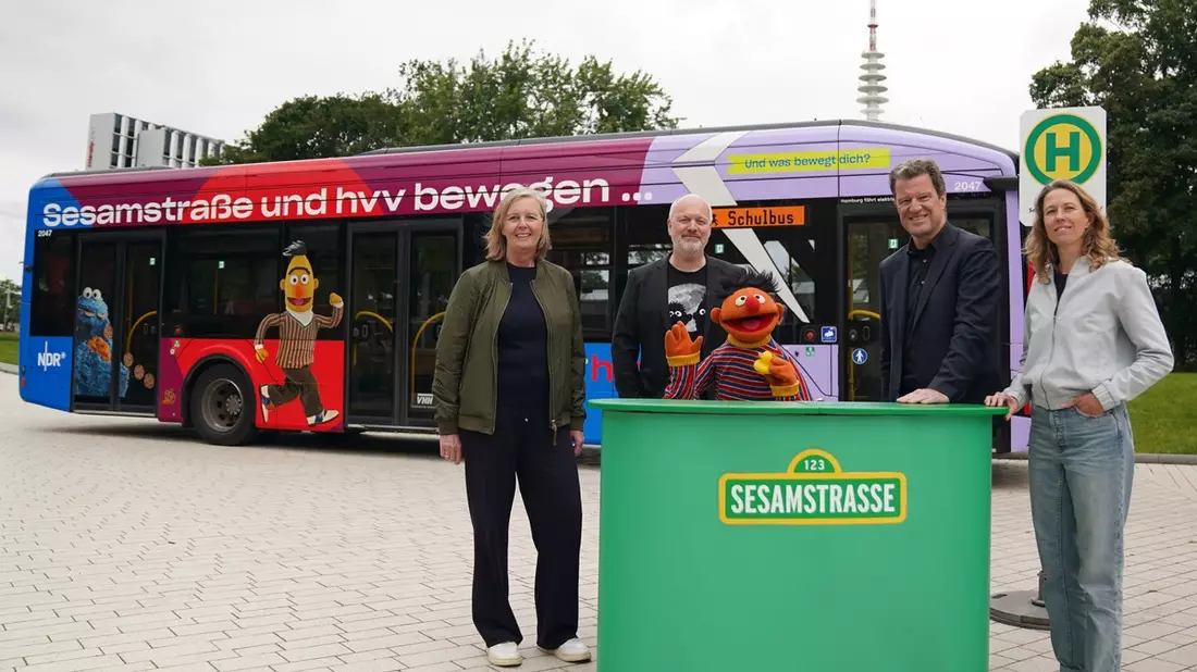 'Sesamstraße' und hvv bewegen...: hvv, Sesame Workshop und NDR vermitteln Kindern spielerisch Wissen zur nachhaltigen Mobilitätsnutzung - Bild: presseportal.de