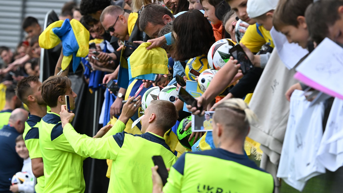 Die ukrainischen Nationalspieler geben nach dem öffentlichen Training Autogramme. - Foto: Arne Dedert/dpa