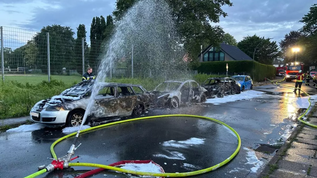 FW-PI: Drei Fahrzeuge brennen aus, darunter ein Hybdrid- und ein Vollelektrofahrzeug / Langwierige Nachlöscharbeiten - Bild: presseportal.de