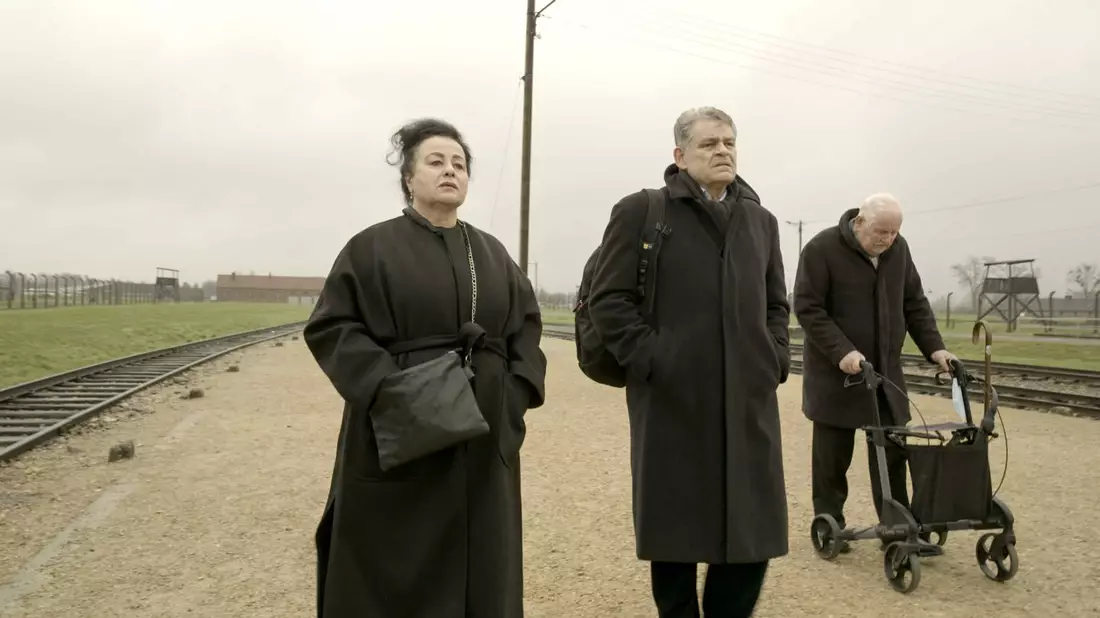 Maya Lasker-Wallfisch (l-r), Kai Höss und Hans Jürgen Höss in einer Szene des Films «Der Schatten des Kommandanten». - Bild: -/Courtesy Of Warner Bros. Picture/dpa