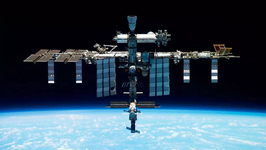 Die Internationale Raumstation ISS liegt etwa 400 Kilometer über der Erde. - Bild: -/Roscosmos State Space Corporation via AP/dpa