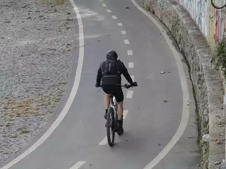 Fahrradfahrer auf Fahrradweg (Archiv) - Foto: über dts Nachrichtenagentur