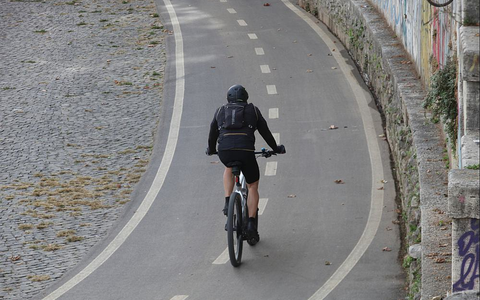 Fahrradfahrer auf Fahrradweg (Archiv) - Foto: über dts Nachrichtenagentur