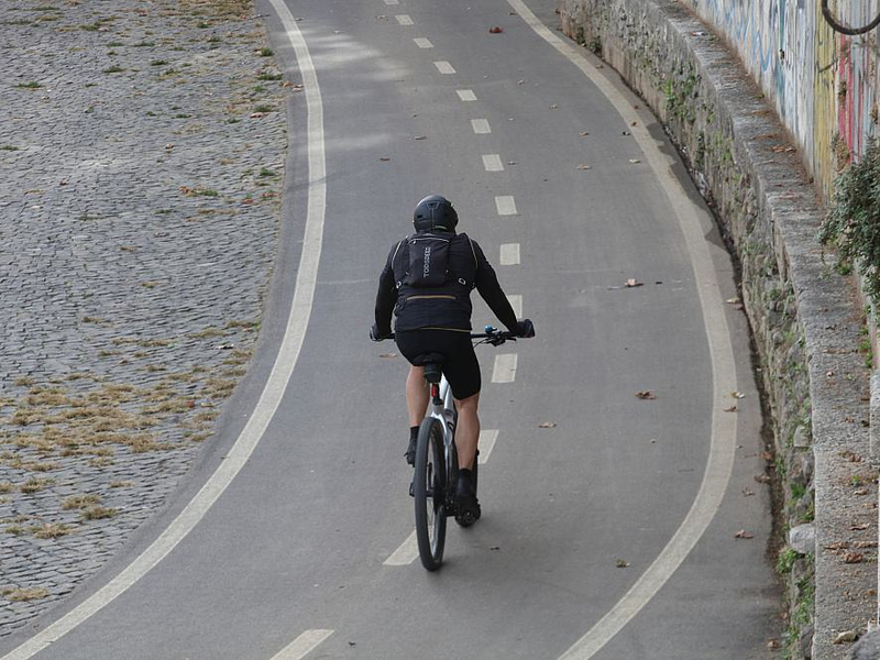 Fahrradfahrer auf Fahrradweg (Archiv) - Foto: über dts Nachrichtenagentur