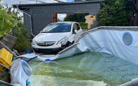 LPI-NDH: Verkehrsunfall - durch den Carport in den Pool - Foto: presseportal.de