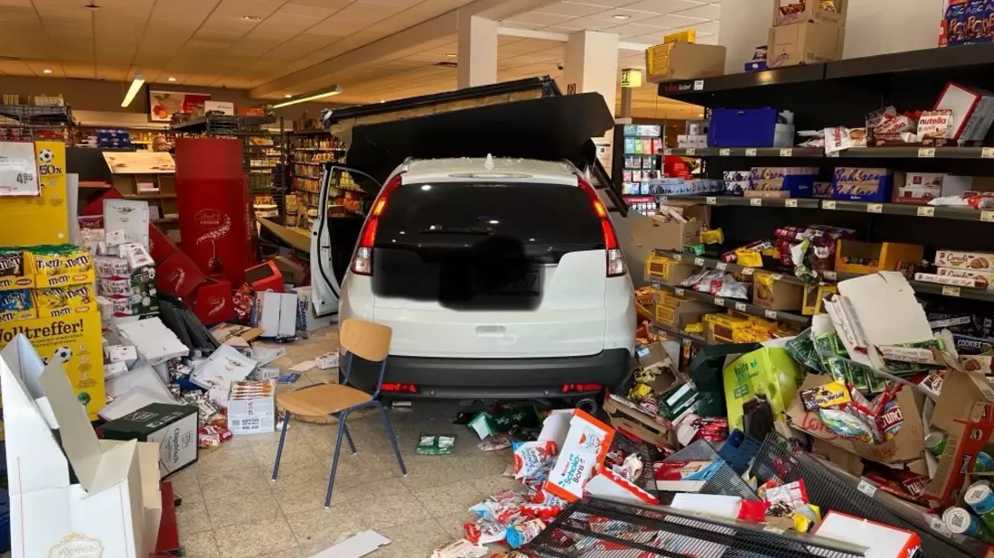 POL-WES: Hamminkeln - Auto fährt in Einkaufsmarkt - Bild: presseportal.de
