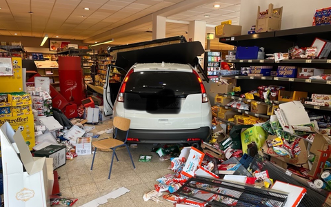 POL-WES: Hamminkeln - Auto fährt in Einkaufsmarkt - Foto: presseportal.de
