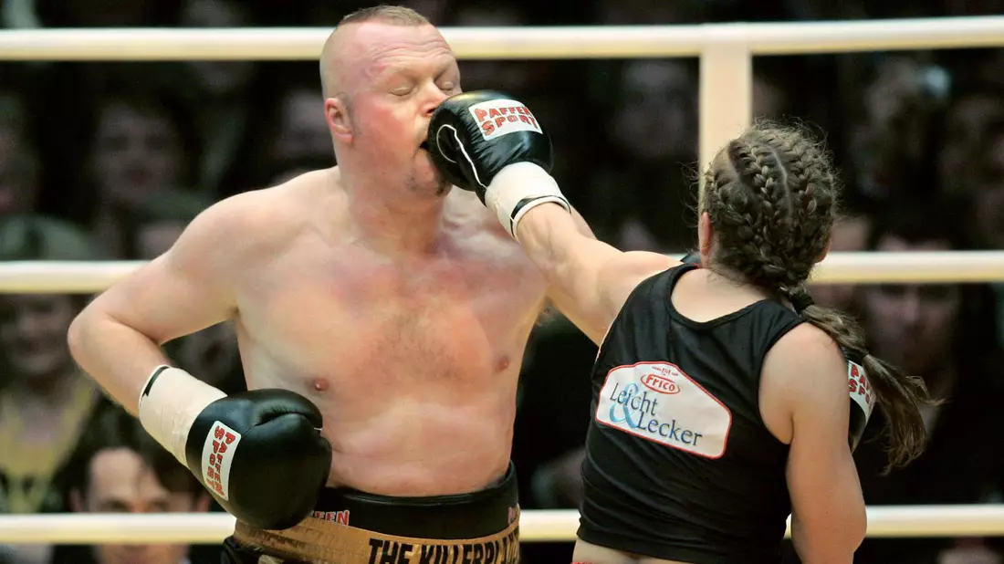 Die ehemalige Boxweltmeisterin Regina Halmich und Fernsehmoderator Stefan Raab beim Kampf im Jahr 2007. - Bild: Rolf Vennenbernd/dpa