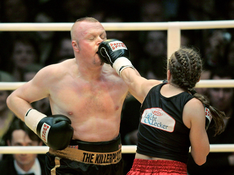 Die ehemalige Boxweltmeisterin Regina Halmich und Fernsehmoderator Stefan Raab beim Kampf im Jahr 2007. - Foto: Rolf Vennenbernd/dpa