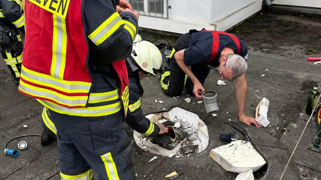 FW-ROW: Zweijähriger steckt in Abwasserrohr fest - Bild: presseportal.de