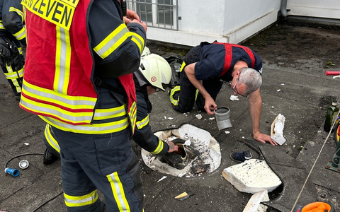 FW-ROW: Zweijähriger steckt in Abwasserrohr fest - Foto: presseportal.de