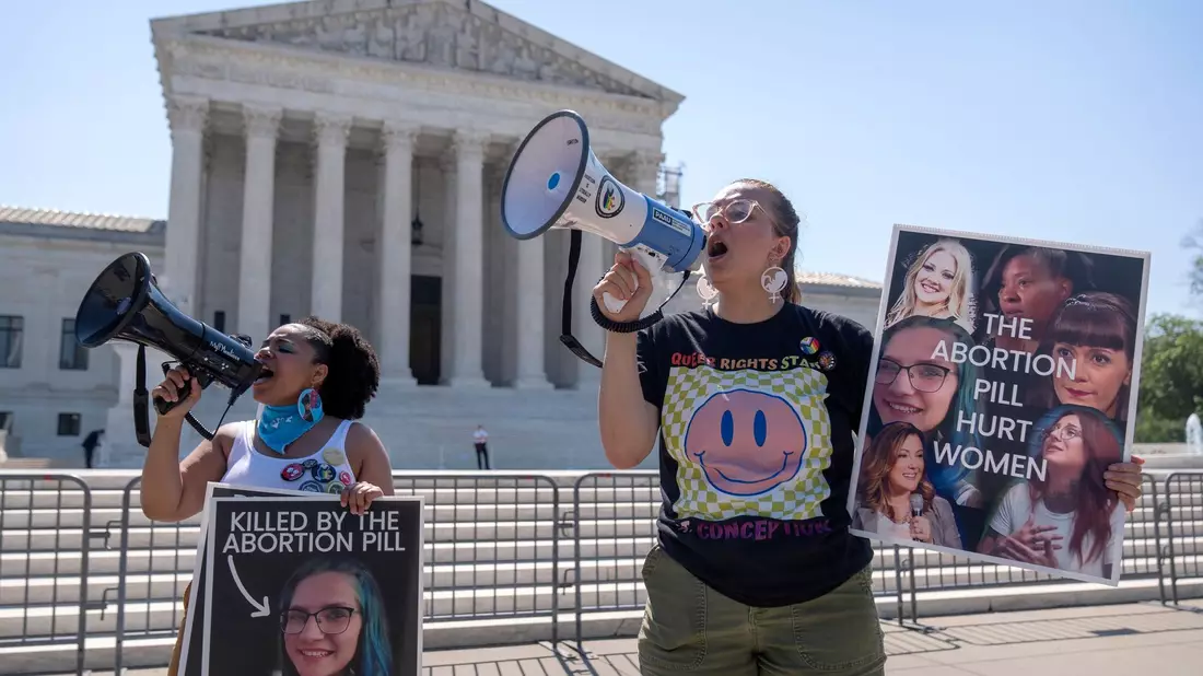 Abtreibungsgegner demonstrieren vor dem Supreme Court in Washington. - Bild: Mark Schiefelbein/AP/dpa