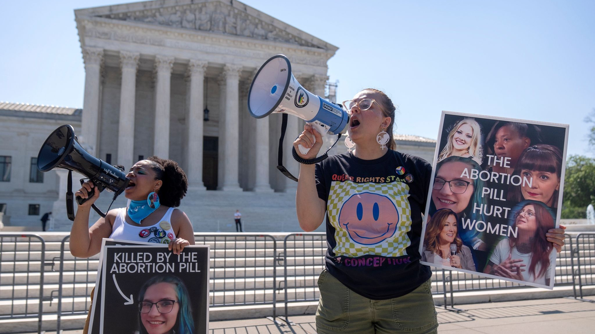 Abtreibungsgegner demonstrieren vor dem Supreme Court in Washington. - Foto: Mark Schiefelbein/AP/dpa