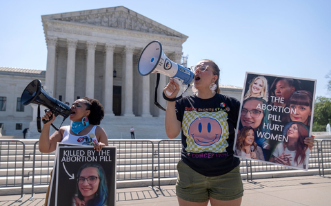 Abtreibungsgegner demonstrieren vor dem Supreme Court in Washington. - Foto: Mark Schiefelbein/AP/dpa