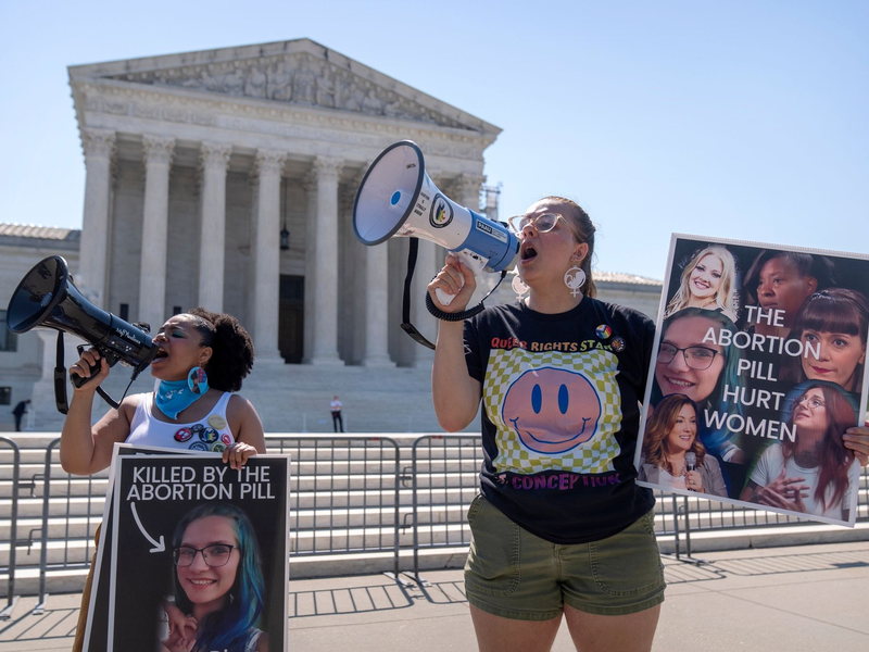 Abtreibungsgegner demonstrieren vor dem Supreme Court in Washington. - Foto: Mark Schiefelbein/AP/dpa