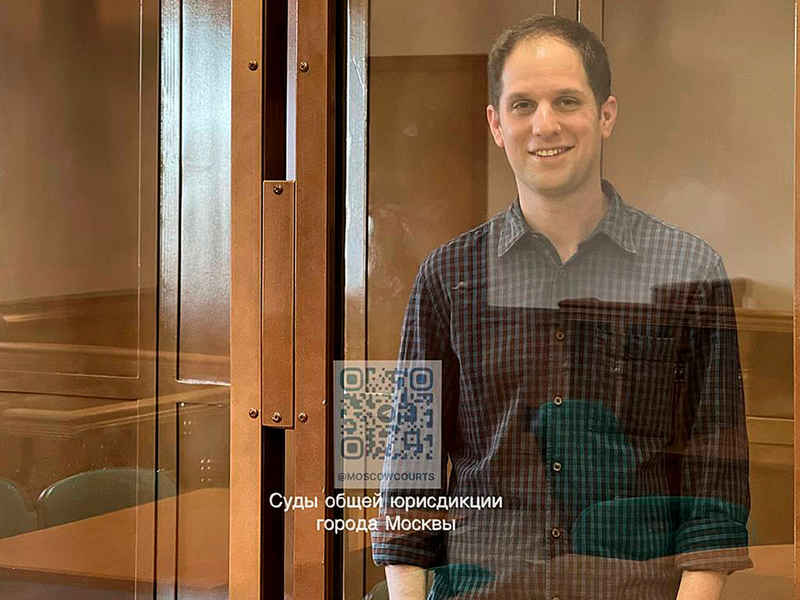 Der US-Reporter Evan Gershkovich war Ende März 2023 in Jekaterinburg festgenommen worden. - Foto: Uncredited/Moscow City Court Press Service/AP/dpa