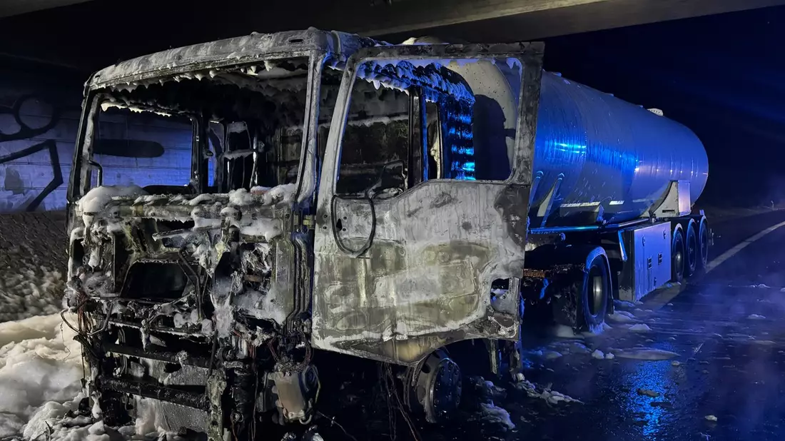 FW Dresden: LKW-Brand auf der BAB 17 - Bild: presseportal.de