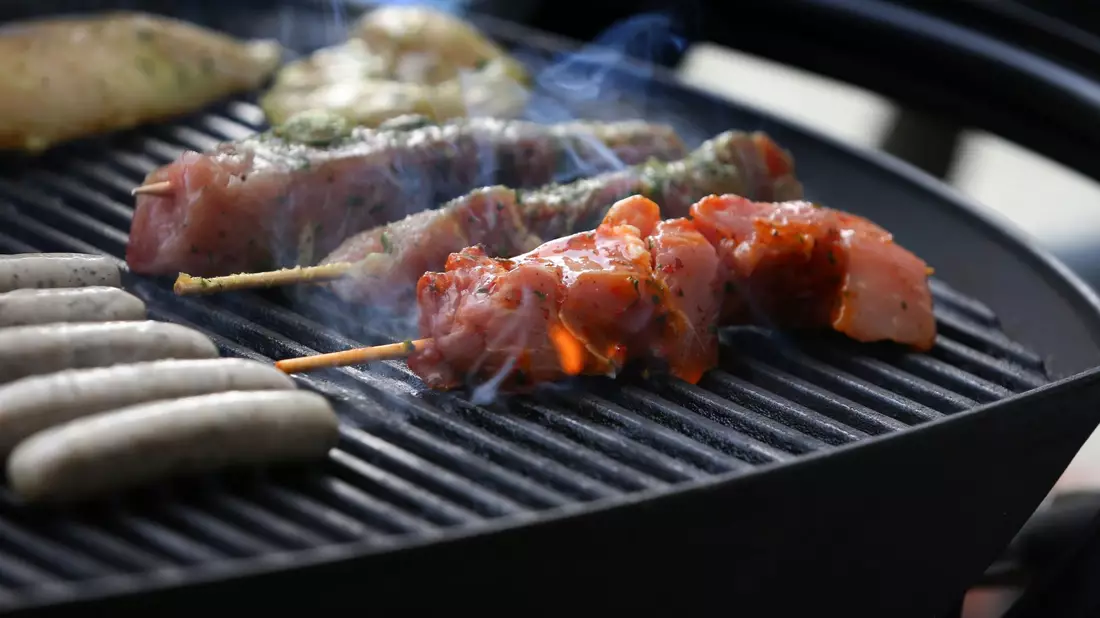 Laut einer Studie wird in vielen Kulturen der Konsum von Fleisch mit Männlichkeit und Potenz in Verbindung gebracht. - Bild: Karl-Josef Hildenbrand/dpa