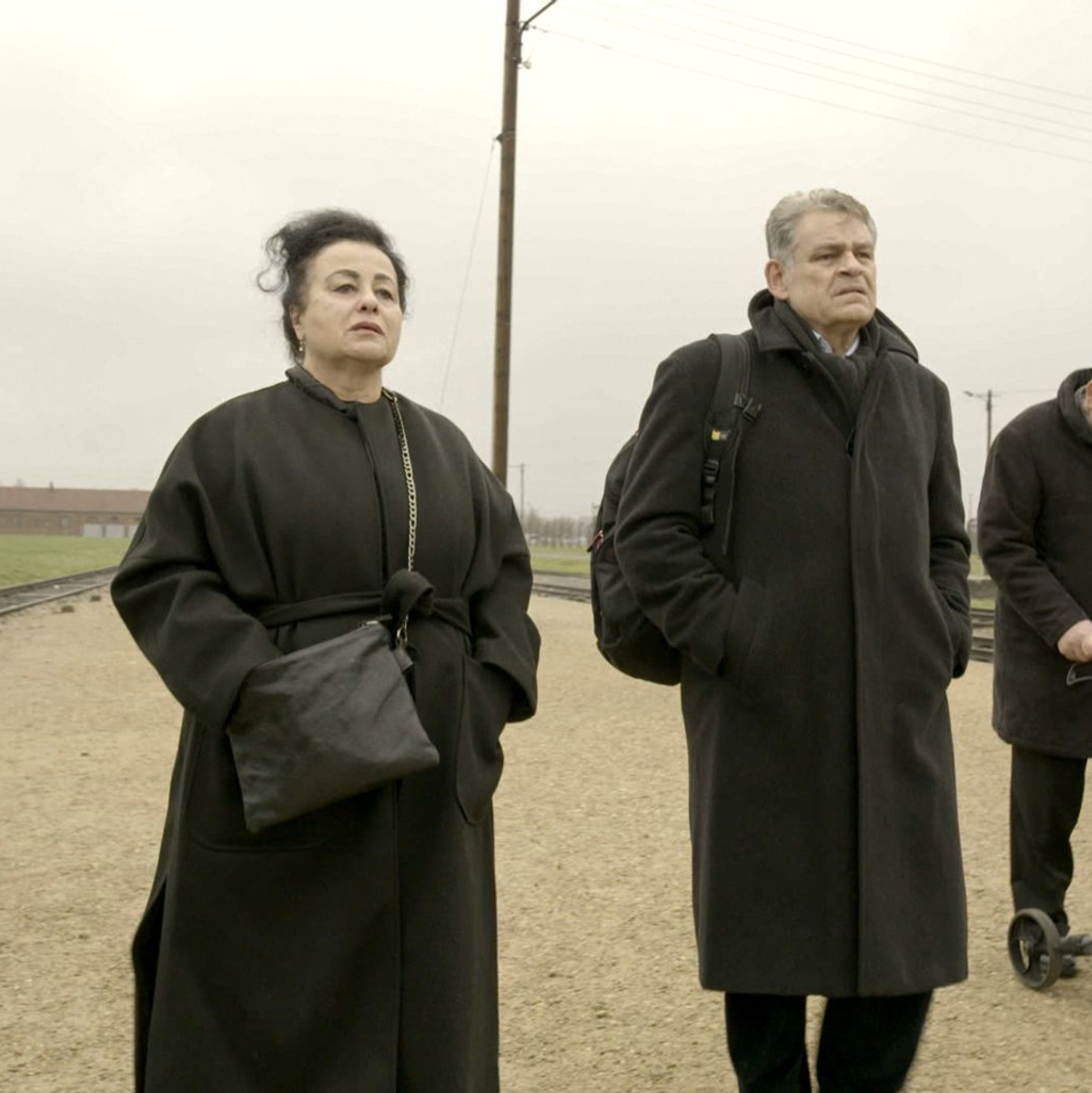 Maya Lasker-Wallfisch (l-r), Kai Höss und Hans Jürgen Höss in einer Szene des Films «Der Schatten des Kommandanten». - Foto: -/Courtesy Of Warner Bros. Picture/dpa