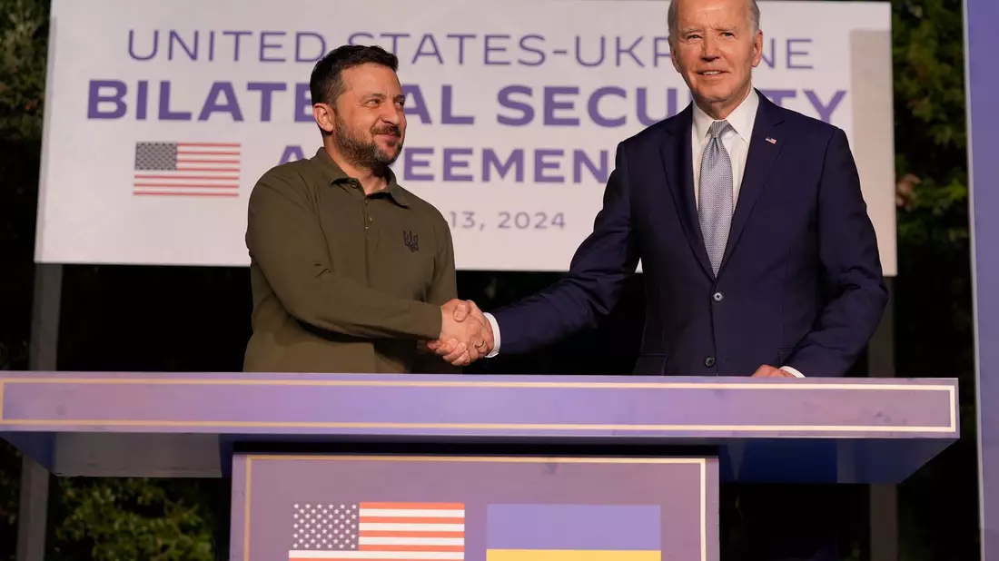Das neue Sicherheitsabkommen zwischen Washington um US-Präsident Biden (r) und Kiew um Ukraines Präsident Selenskyj ist auf zehn Jahre angelegt. - Bild: Alex Brandon/AP