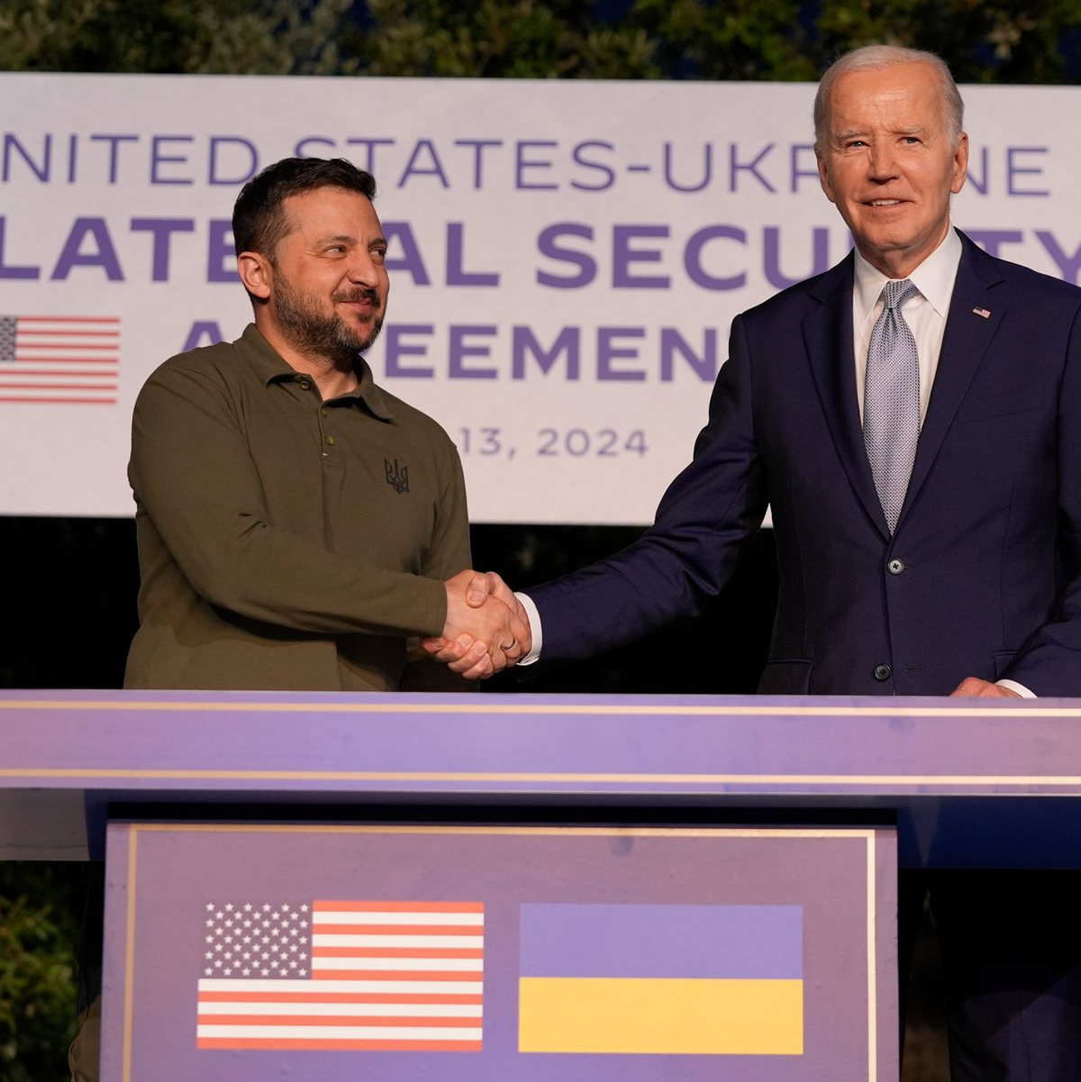 Das neue Sicherheitsabkommen zwischen Washington um US-Präsident Biden (r) und Kiew um Ukraines Präsident Selenskyj ist auf zehn Jahre angelegt. - Foto: Alex Brandon/AP