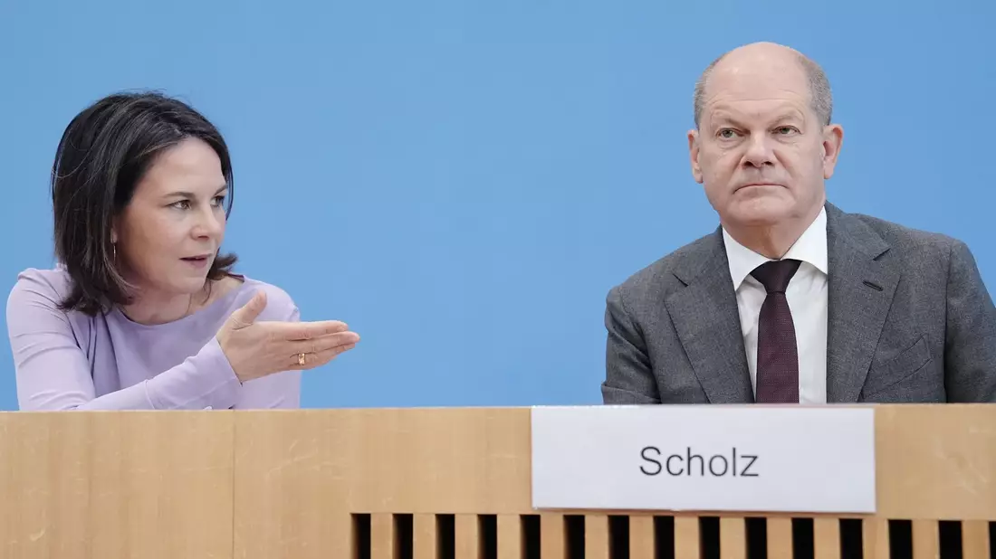 Die deutsche Positionierung zu geplanten neuen Russland-Sanktion der EU sorgt für Unstimmigkeiten zwischen Außenministerin Baerbock (l) und Bundeskanzler Scholz. - Bild: Kay Nietfeld/dpa
