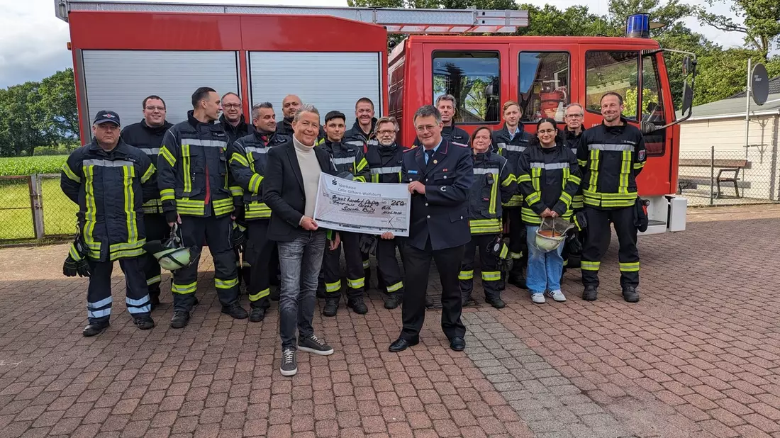FW Celle: Reisebüro Jens Meyer unterstützt Herzensprojekt der Ortsfeuerwehr Bostel - Bild: presseportal.de