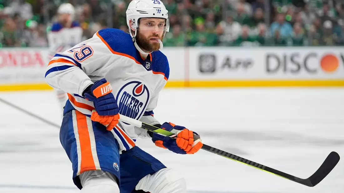 Der deutsche Eishockeystar Leon Draisaitl steht mit den Oilers im Finale um den Stanley Cup gegen die Florida Panthers kurz vor dem K.o.. - Bild: Julio Cortez/AP/dpa