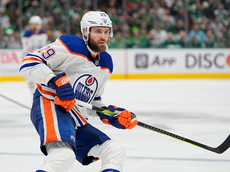 Zur bitteren Final-Niederlage kommen für Leon Draisaitl weitere schlechte Nachrichten: Er ist verletzt. - Foto: Julio Cortez/AP/dpa